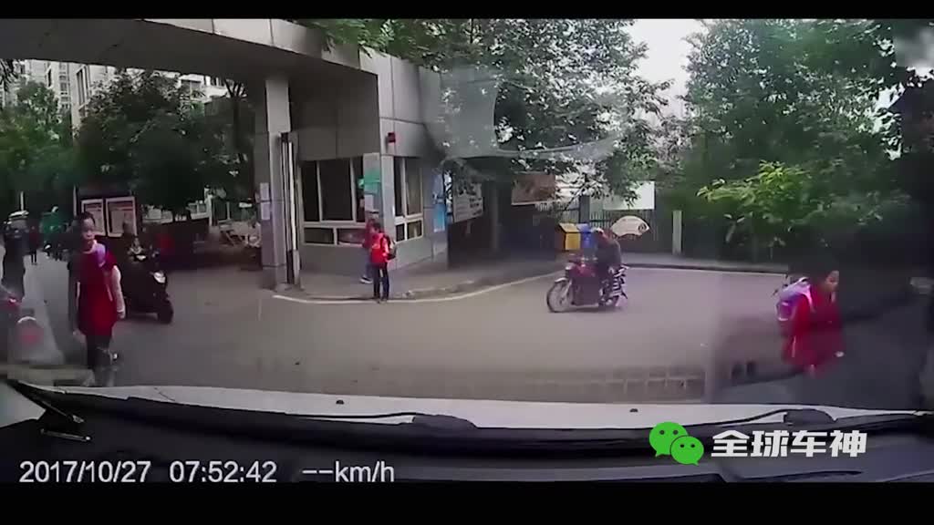 电动车转弯不看路，后方来辆大货车差点险送命！