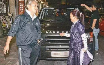 演技比周星驰好,唱歌赢过谭咏麟,2次破产座驾仅剩路虎!
