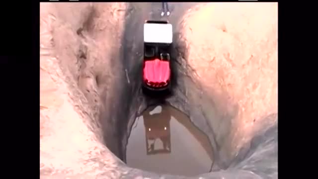 八轮卡车下90度坡，抓地牢如壁虎，发动机如猛兽