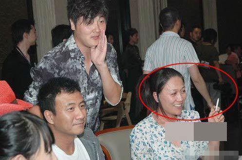 俞飞鸿吸烟相当美艳 而她抽烟让人看着厌恶
