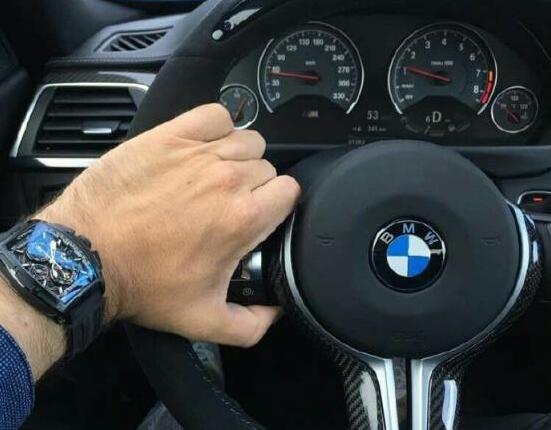 小伙朋友圈晒豪车方向盘,网友:重点不是方向盘