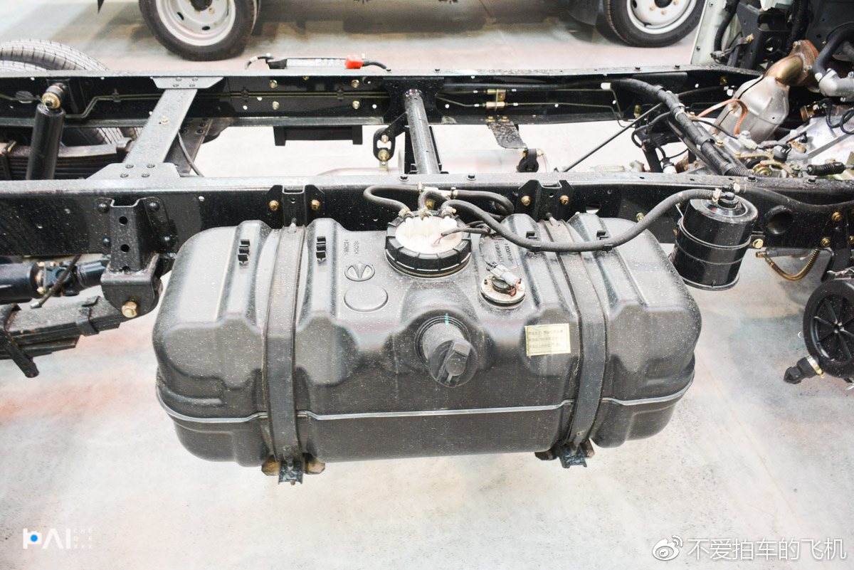 5万块钱就能自己当老板 飞碟缔途小卡内饰比五