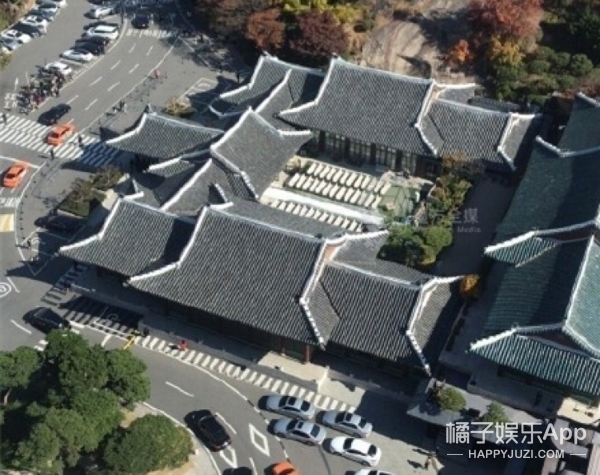 宋仲基&宋慧乔婚礼：新郎为新娘整理妆发，章子怡已到达婚礼现场