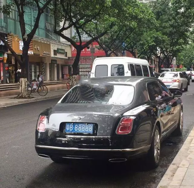 惊!粤B88888宾利车牌正在转让,转让费或破中