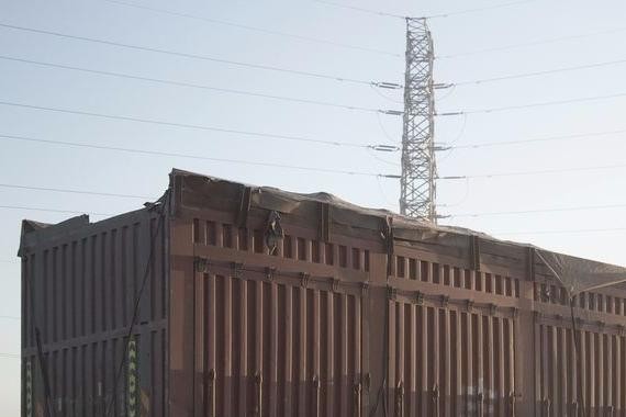 这里被称为超载的天堂，车厢加长加宽，不挂牌照，百吨王随处可见