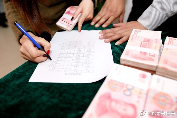 只限单身狗 ,某公司提前给单身员工发年终奖![doge]