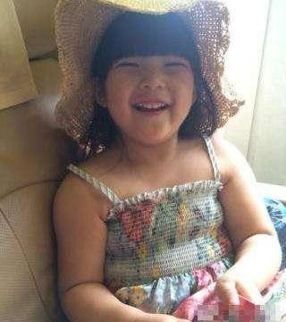 李湘此般富养女，出入豪车接送，小小年纪却打扮得像个中年贵妇！