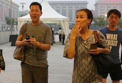 俞飞鸿吸烟相当美艳 而她抽烟让人看着厌恶