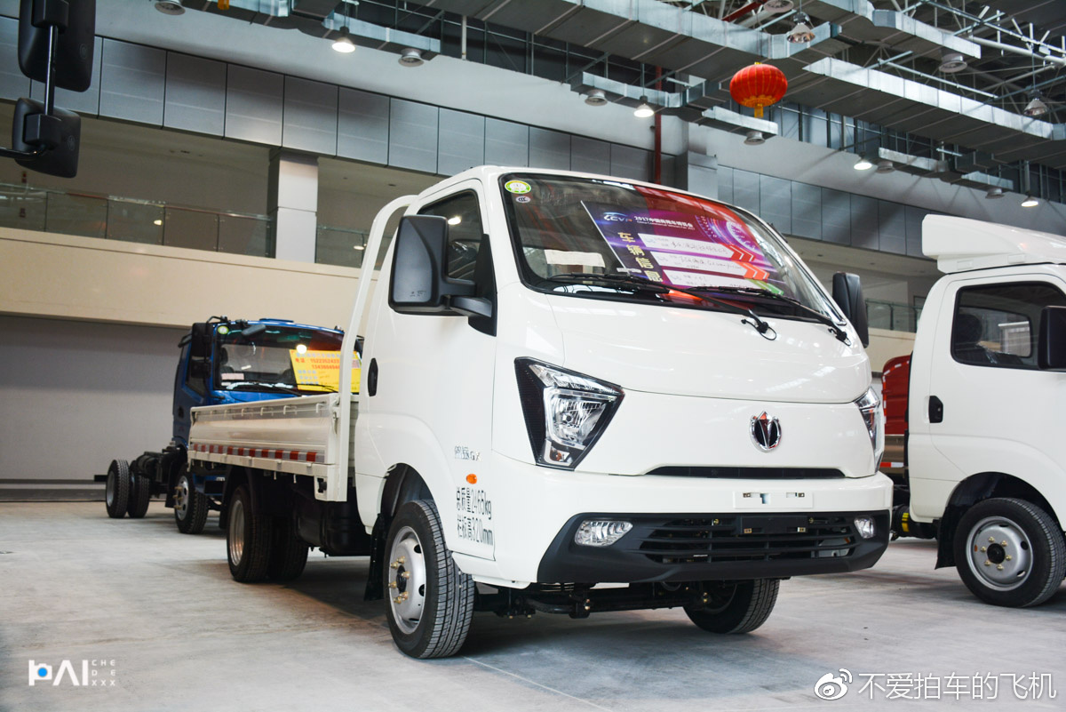 5万块钱就能自己当老板 飞碟缔途小卡内饰比五