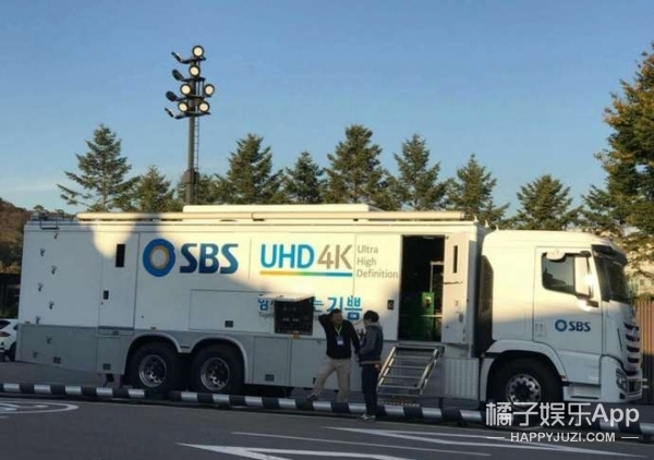 宋仲基&宋慧乔婚礼：新郎为新娘整理妆发，章子怡已到达婚礼现场
