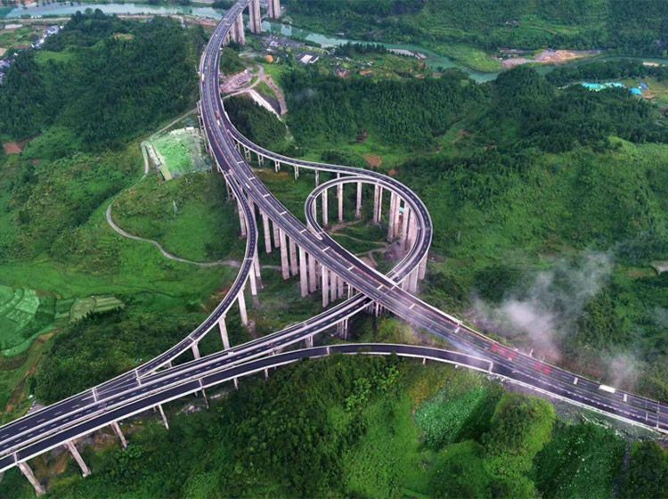 三只羊要了四条人命 高速上发生事故后到底该不该下车?