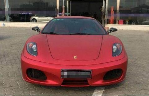 土豪花66万买辆法拉利跑车，开去市场卖菜，回头率爆表