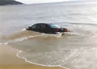 车主心真大！百万豪车开上象山沙滩看海，被潮水淹没