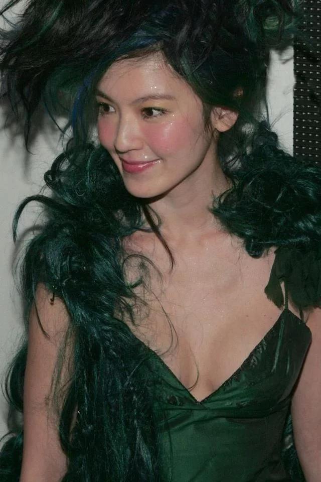 被王晶捧红，历经“陪睡新闻”后淡出，嫁美籍老公，如今活成这样