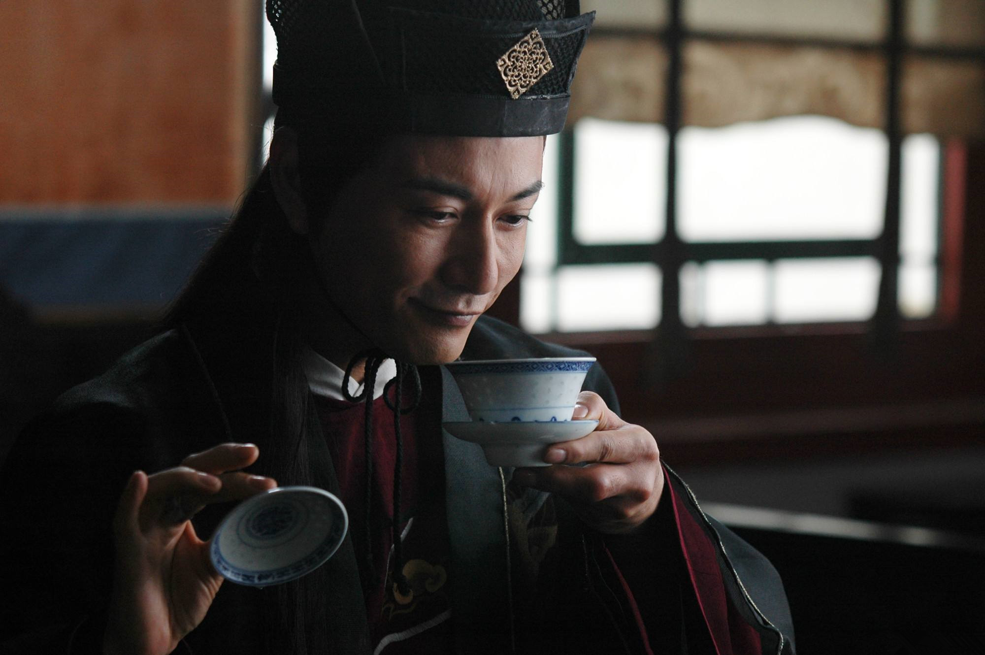 古代太监怎么上厕所的?蹲着不是,站着也不是,