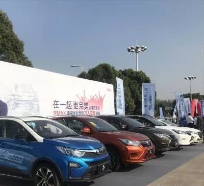 奥迪设计师的设计、宝骏的价格，宋MAX这款7座车型火起来是有原因的！