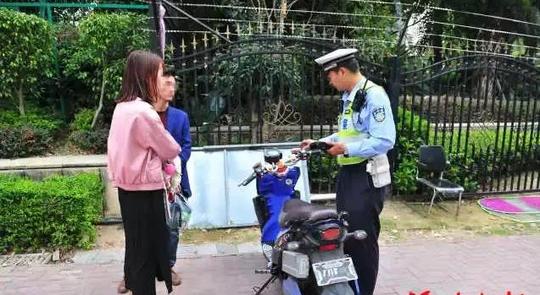 真人真事:男子骑超标电动车任性上路,不料小车