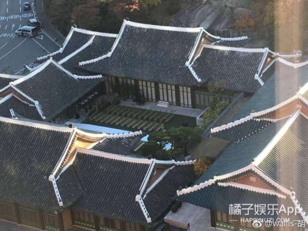 宋仲基&宋慧乔婚礼：新郎为新娘整理妆发，章子怡已到达婚礼现场