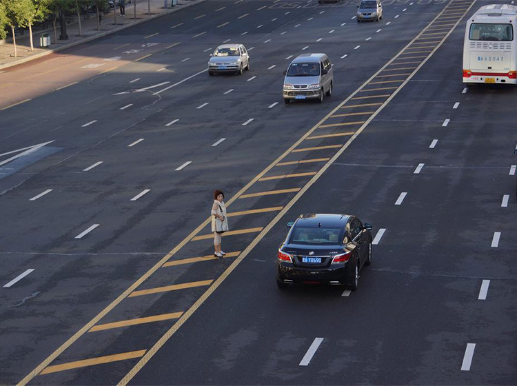 三只羊要了四条人命 高速上发生事故后到底该不该下车?