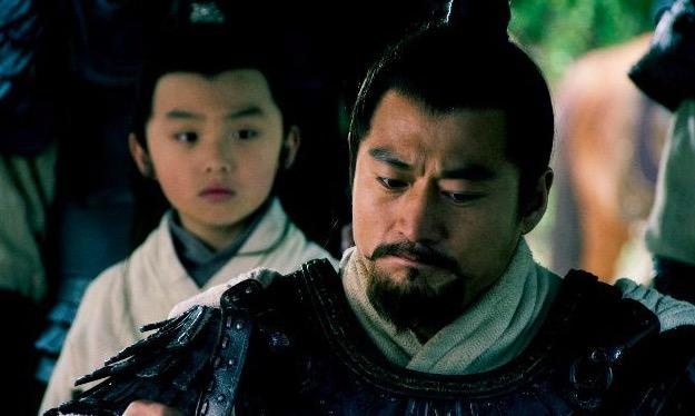 《三国演义》里的他,还是有点蠢的,十八路诸侯数他最蠢