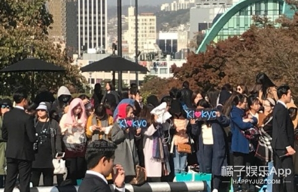宋仲基&宋慧乔婚礼：新郎为新娘整理妆发，章子怡已到达婚礼现场