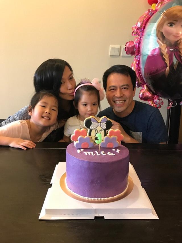 被王晶捧红，历经“陪睡新闻”后淡出，嫁美籍老公，如今活成这样
