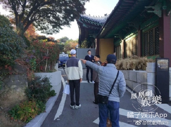 宋仲基&宋慧乔婚礼：新郎为新娘整理妆发，章子怡已到达婚礼现场