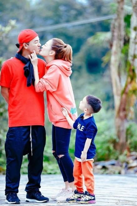 吴尊老婆全程戴口罩录节目, 霍思燕看她的表情亮了