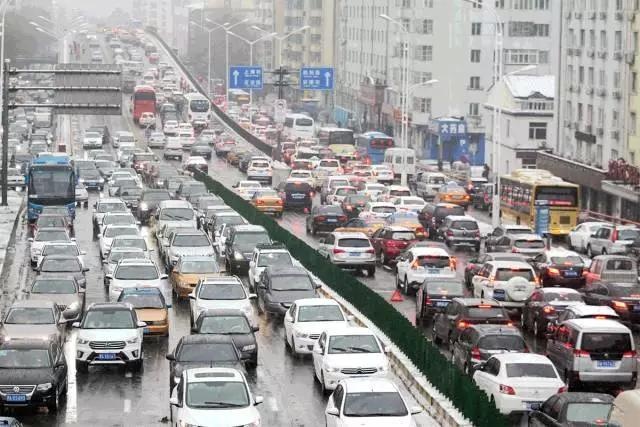 在中国,汽车上路必须要的这块铁片,原来有这么多可吹NB的故事