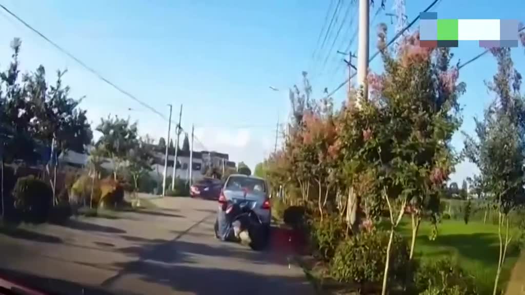 男子骑电动车和小轿车发生追尾 记录仪拍下全过程