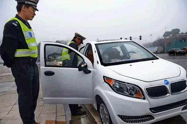 在中国,汽车上路必须要的这块铁片,原来有这么多可吹NB的故事