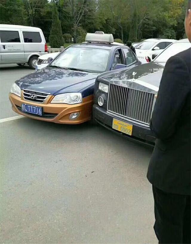 老挝的800万劳斯莱斯,来中国却撞上出租车,车