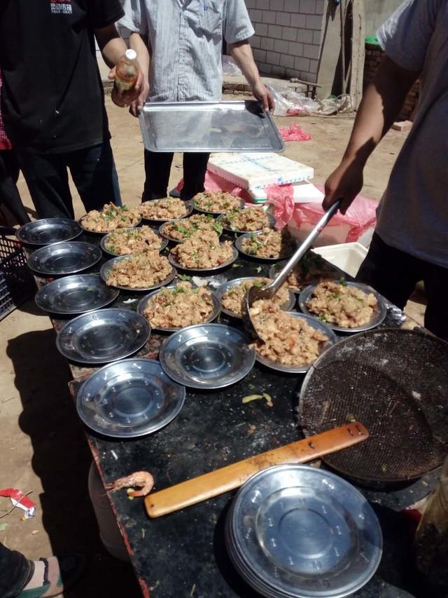 农村这酒席脏乱差,剩菜剩饭打包带回家