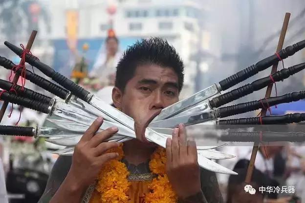 看着都肉疼惊悚的刀剑术泰国穿刺术