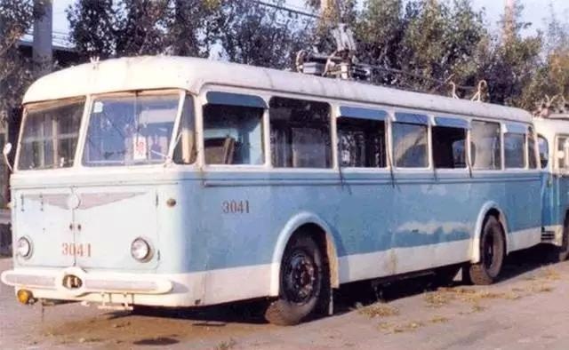 在中国,汽车上路必须要的这块铁片,原来有这么多可吹NB的故事