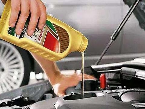 汽车机油多久换一次最好？很多老司机都做错了，太伤车！