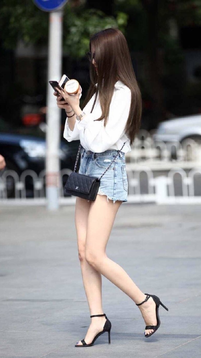 街拍:这样大胆随意的穿衣风格,一定要有个好身材!