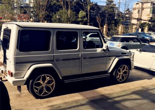 380万奔驰越野车不上牌,车主却在车尾贴了五个