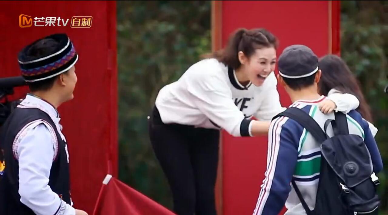 吴尊老婆全程戴口罩录节目, 霍思燕看她的表情亮了