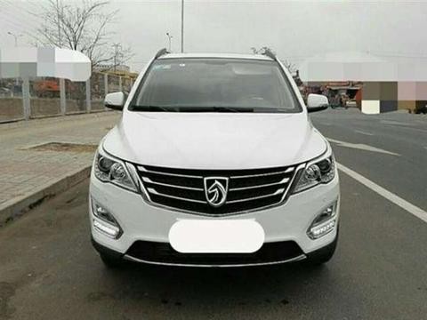 高速上宝骏560的屁股被宝马5系追尾, 宝马损伤惨重, 宝骏咋样了