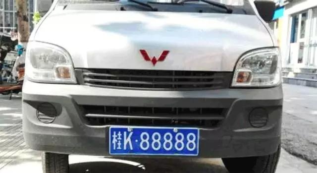 在中国,汽车上路必须要的这块铁片,原来有这么多可吹NB的故事