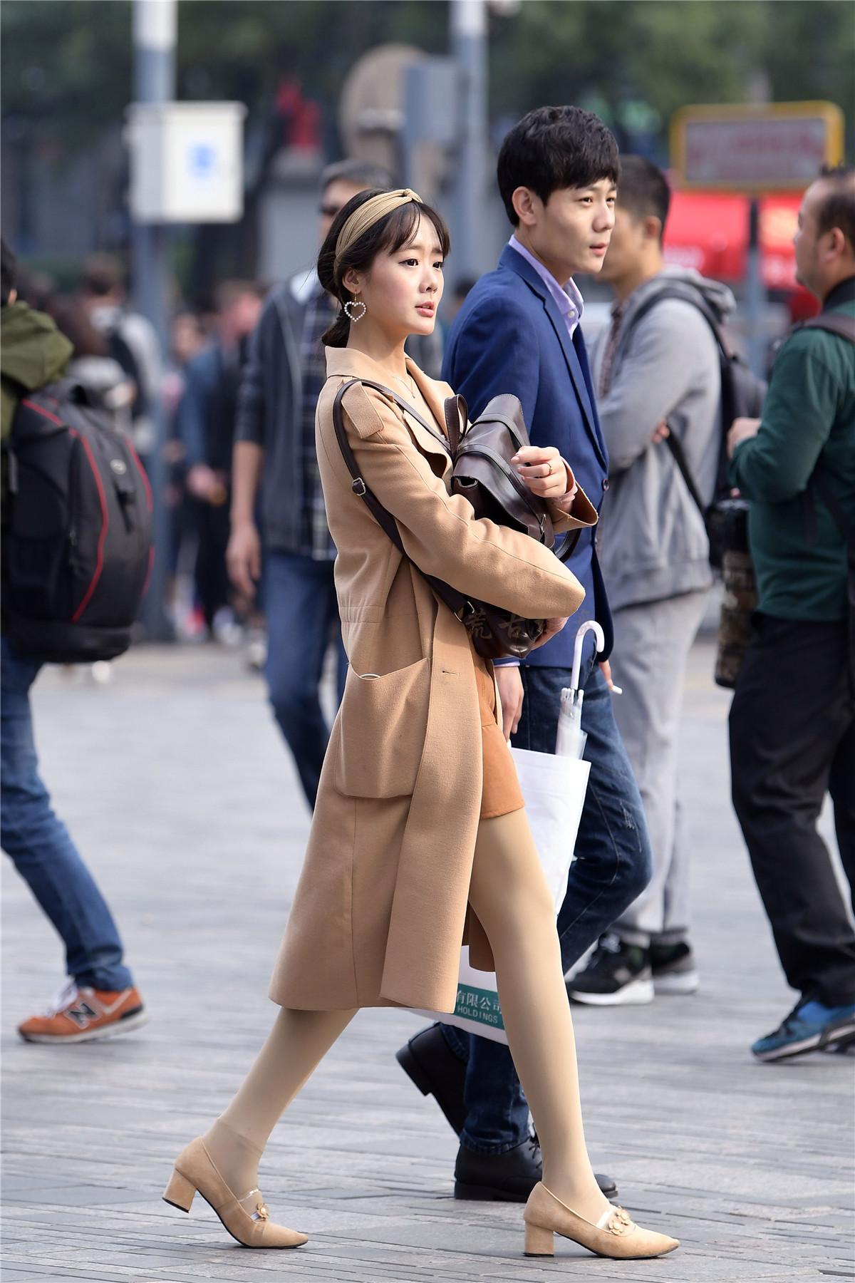 街拍：丝袜、高筒靴、高跟鞋、裸腿，时尚丽人让这里更具无穷魅力