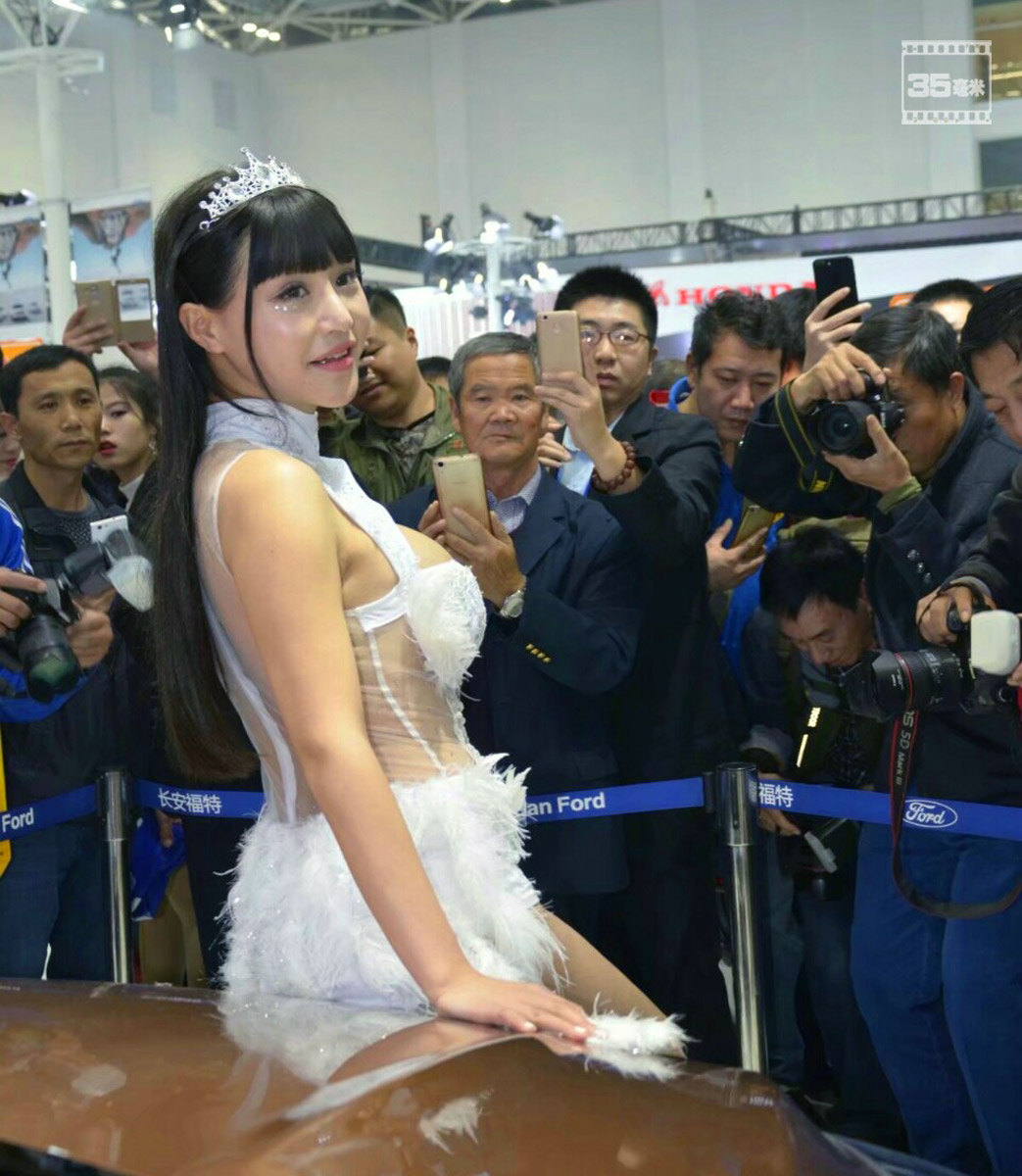 车展变“肉展” 这位车模一出场就没人看车了