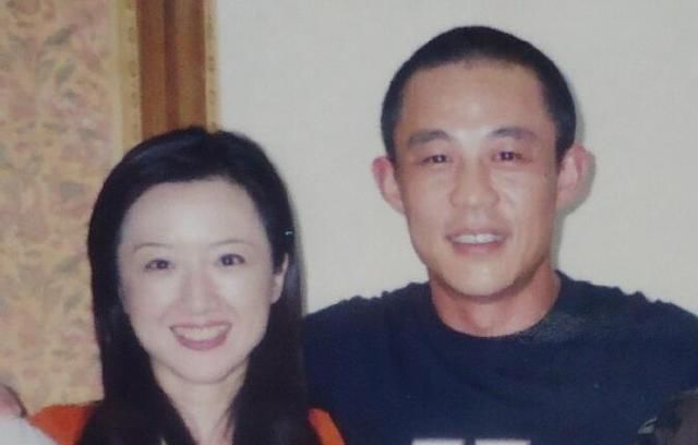 50岁侯勇三任老婆，各个都是美女，一个比一个小