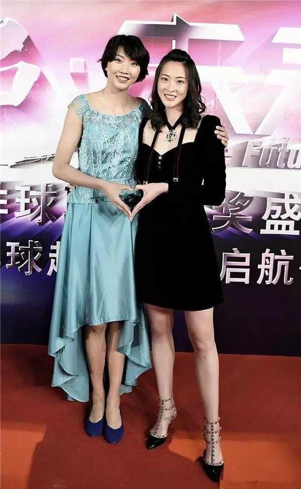 1米98女排新美女队长秀大长腿,择偶标准令男球迷脸红