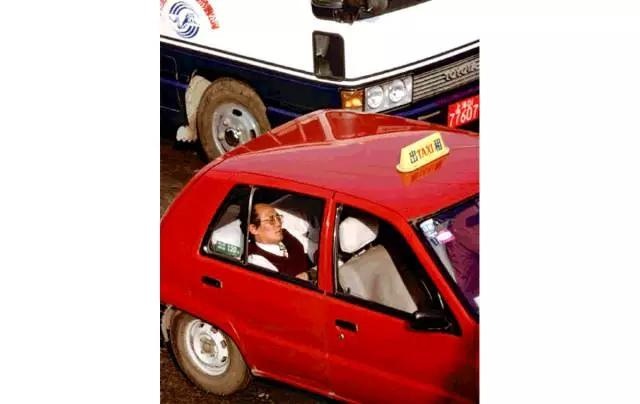 在中国,汽车上路必须要的这块铁片,原来有这么多可吹NB的故事