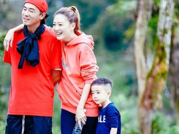 陈小春应采儿亲亲Jasper围观 杜江全程八卦围观脸