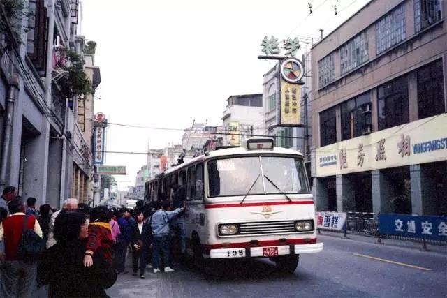 在中国,汽车上路必须要的这块铁片,原来有这么多可吹NB的故事