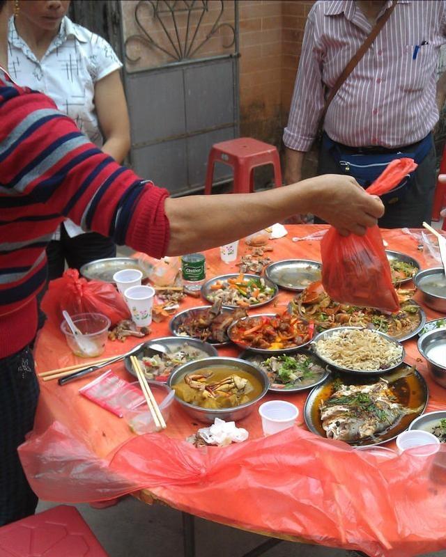 农村这酒席脏乱差,剩菜剩饭打包带回家