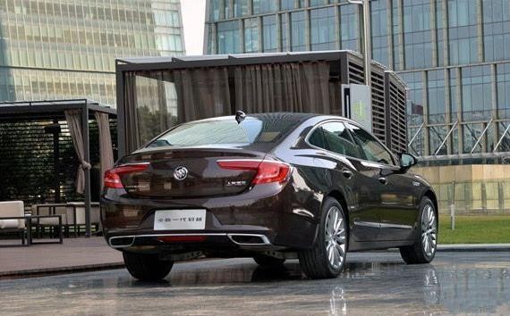 新款君越的内饰装扮奢华，车身修长轻便，深受国人的喜爱